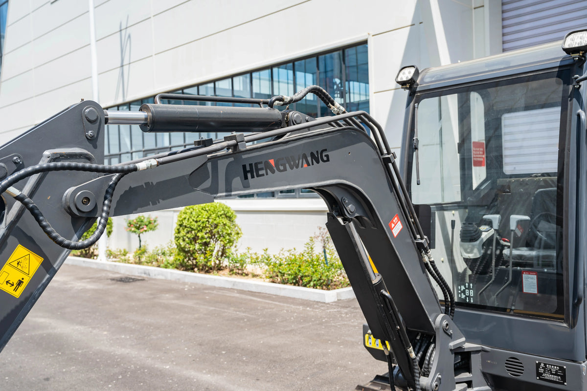 2.5 Ton Diesel Mini Excavator with Hydraulic Controls