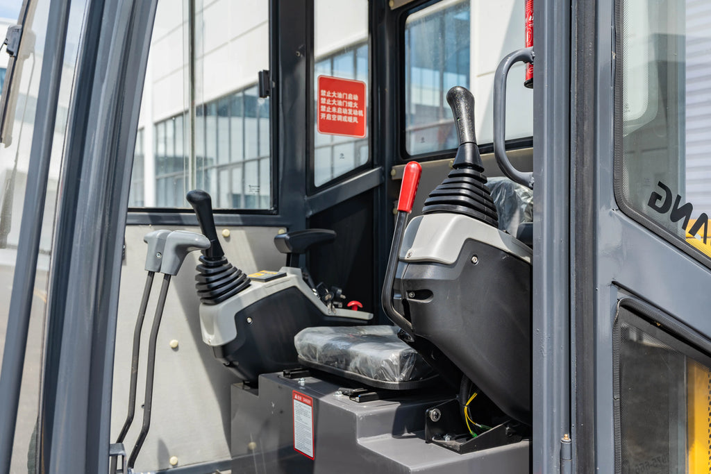 2.5 Ton Diesel Mini Excavator with Hydraulic Controls