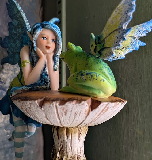 Frog Gossip Fairy Figurine